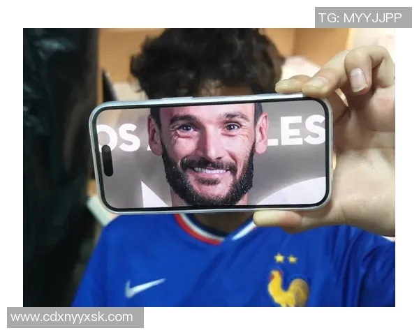 法国雄鸡足球明星夹克引领时尚潮流展现运动魅力与个性风采 法国雄鸡足球明星夹克引领时尚潮流展现运动魅力与个性风采